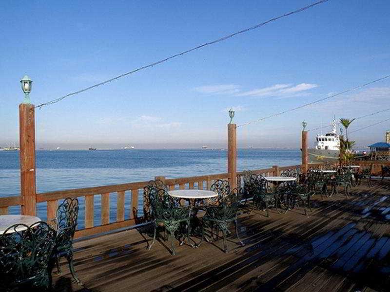 Pantai Gapura Makassar Hotel Exterior photo